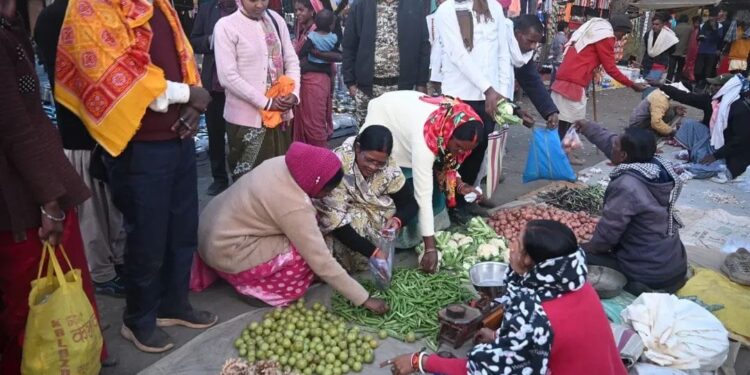 शंकरगढ़: साप्ताहिक बाजार में उतरीं विधायक उद्धेश्वरी पैकरा