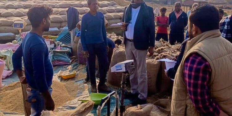 कुसमी: धान खरीदी व्यवस्था का जायजा लेने कुसमी पहुँचे कलेक्टर–एसपी