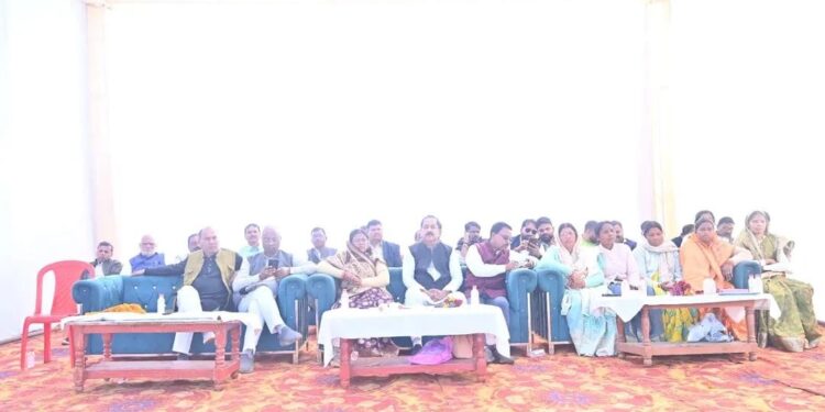 कुसमी: सेमरा में अटल जयंती पर भव्य सम्मेलन, विधायक उद्धेश्वरी पैकरा हुईं शामिल