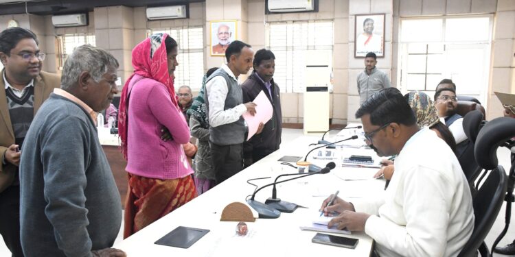 बलरामपुर: जनदर्शन में कलेक्टर ने सुनी आमजनों की समस्याएं