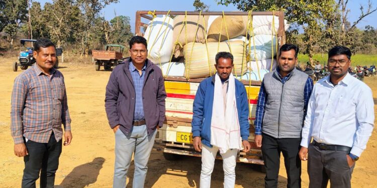 कुसमी: अवैध धान बिक्री पर प्रशासन का शिकंजा,चांदो उपार्जन केन्द्र में 65 बोरी अवैध धान जब्त