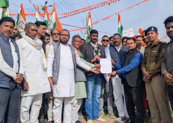 कुसमी: धान खरीदी अव्यवस्था के विरोध में कांग्रेस का चक्काजाम