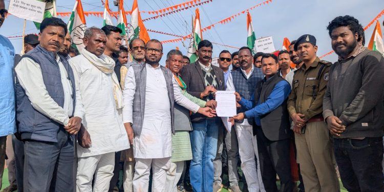 कुसमी: धान खरीदी अव्यवस्था के विरोध में कांग्रेस का चक्काजाम