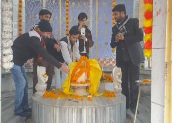 नववर्ष पर मुस्लिम युवक ने छोला मंदिर में शिवलिंग कि पूजा कर दिया एकता का संदेश