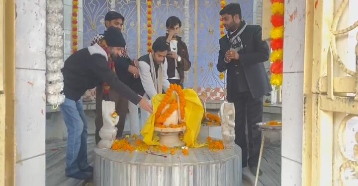 नववर्ष पर मुस्लिम युवक ने छोला मंदिर में शिवलिंग कि पूजा कर दिया एकता का संदेश