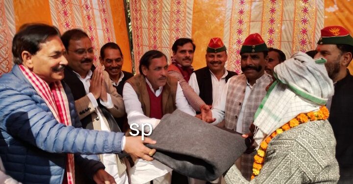 ठंड में जरूरतमंदों को कंबल वितरण किए गए