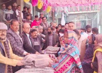 मकर संक्रान्ति पर भरथना नगर पालिका द्वारा कंबल वितरण किये