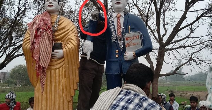 बाबा साहब अंबेडकर की क्षतिग्रस्त प्रतिमा हटाकर उसी स्थान पर नई प्रतिमा स्थापित की गई