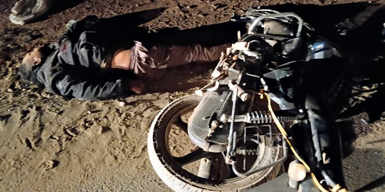 कुसमी: अज्ञात पिकअप की टक्कर से बाइक सवार की मौत, दो को मामुली चोट