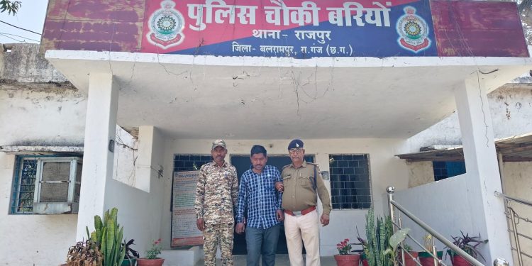 बरियो: 1.10 किलो गांजा के साथ एक आरोपी गिरफ्तार, बाइक व नगदी जब्त