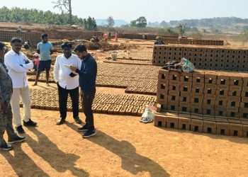 बलरामपुर: अवैध ईंट भट्ठों पर प्रशासन का शिकंजा, 5.85 लाख ईंटें, कोयला व ट्रैक्टर जब्त