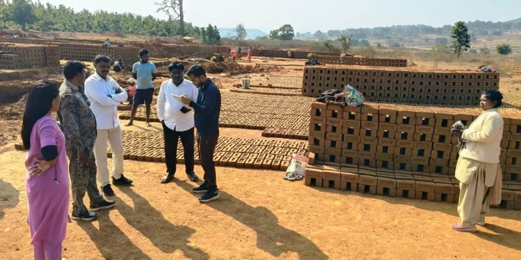 बलरामपुर: अवैध ईंट भट्ठों पर प्रशासन का शिकंजा, 5.85 लाख ईंटें, कोयला व ट्रैक्टर जब्त