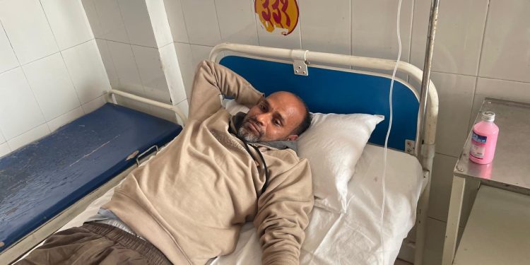 गोमती एक्सप्रेस ट्रेन में नशीला बिस्कुट खिलाकर लूट, बेसुध हालत में युवक जिला अस्पताल में भर्ती