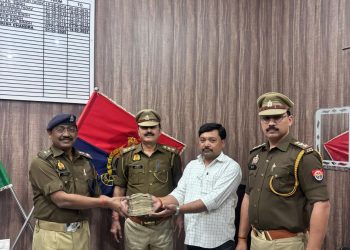 लोन के नाम पर साइबर ठगी, इटावा पुलिस ने लौटाए 4 लाख रुपये