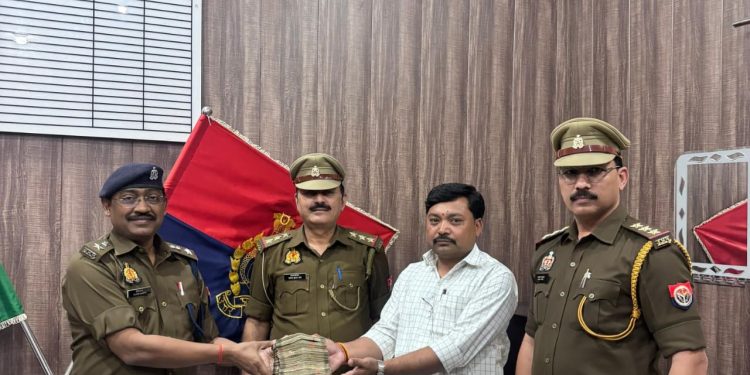 लोन के नाम पर साइबर ठगी, इटावा पुलिस ने लौटाए 4 लाख रुपये