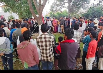 घरेलू कलह से आहत अधेड़ महिला ने आम के पेड़ से लटककर दी जान, गांव में मचा हड़कंप