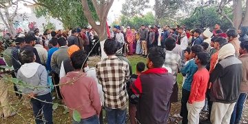 घरेलू कलह से आहत अधेड़ महिला ने आम के पेड़ से लटककर दी जान, गांव में मचा हड़कंप