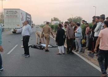 पत्नी व मासूम बच्चों के सामने युवक की मौत