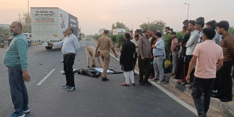 पत्नी व मासूम बच्चों के सामने युवक की मौत