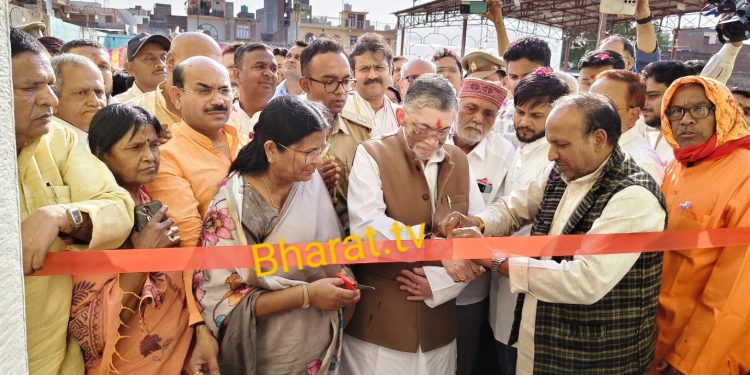 लखना कालिका मंदिर पहुंचे झारखंड के राज्यपाल ने किए दर्शन, हेरिटेज गार्डन का किया शुभारंभ