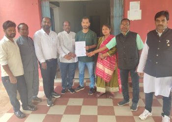 कुसमी: राशन दुकान की अनियमितताओं पर भड़का जनआक्रोश, SDM को सौंपी शिकायत