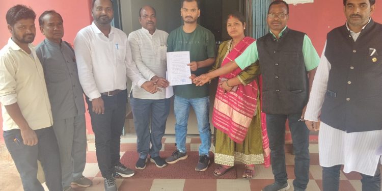 कुसमी: राशन दुकान की अनियमितताओं पर भड़का जनआक्रोश, SDM को सौंपी शिकायत