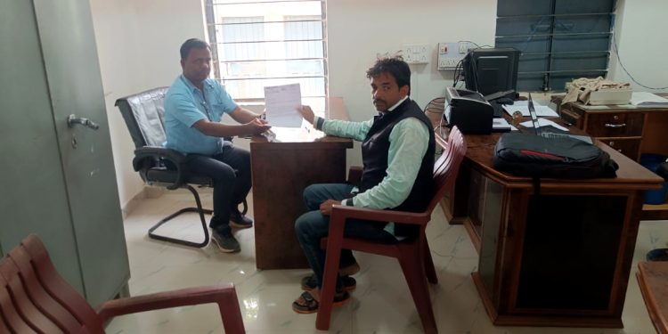 कुसमी: जर्जर सड़क को लेकर पार्षद सकील अंसारी ने PWD विभाग को सौंपा ज्ञापन