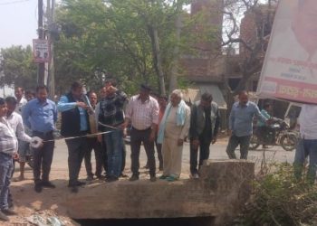 पाली बंबा क्षतिग्रस्त पुलिया पर मरम्मत निर्माण कार्य में  भरथना नगर पालिका जुटी