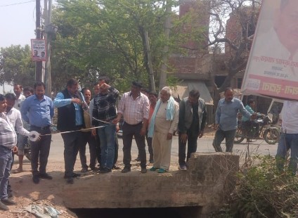 पाली बंबा क्षतिग्रस्त पुलिया पर मरम्मत निर्माण कार्य में भरथना नगर पालिका जुटी