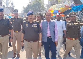 होली पर्व के मद्देनजर डीएम–एसएसपी ने भारी पुलिस बल के साथ भरथना कस्बे में किया पैदल गश्त
