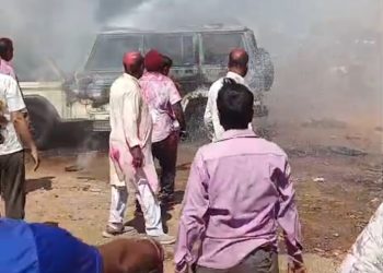 कुसमी: गैस वेल्डिंग के दौरान बोलेरो में लगी भीषण आग, लाखों का नुकसान