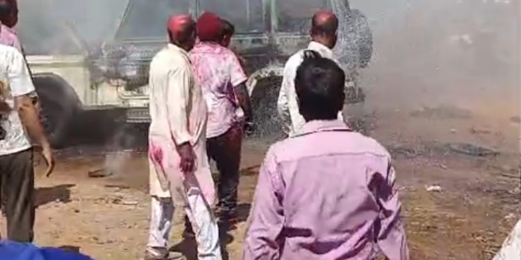 कुसमी: गैस वेल्डिंग के दौरान बोलेरो में लगी भीषण आग, लाखों का नुकसान