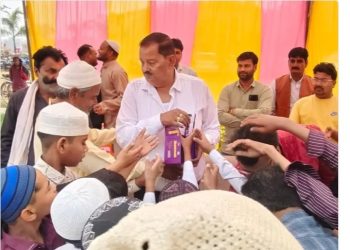 ईद-उल-फित्र की नमाज़ अदा की गईं गले मिलकर लोगों ने दी मुबारकबाद