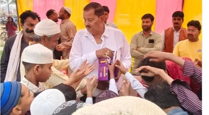 ईद-उल-फित्र की नमाज़ अदा की गईं गले मिलकर लोगों ने दी मुबारकबाद