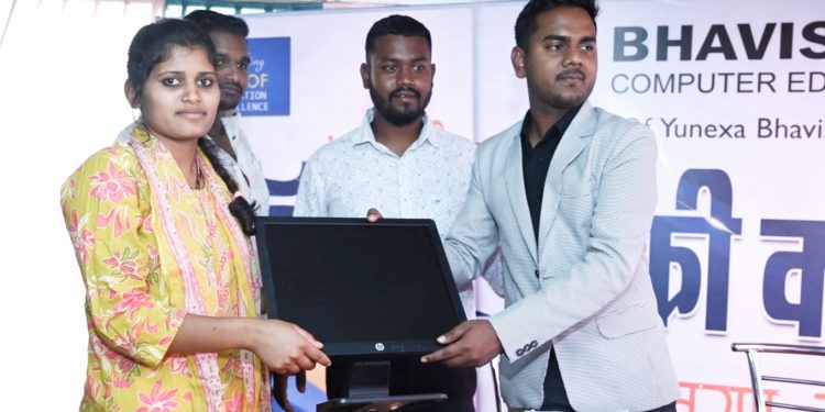 कुसमी:  डिजिटल शिक्षा की बड़ी पहल, 150 बच्चों को मुफ्त कम्प्यूटर सेट, वार्षिक उत्सव में दिखा प्रतिभा का रंग