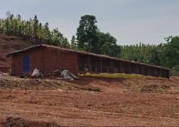 शंकरगढ़: बस्ती के बीच पोल्ट्री फार्म से ग्रामीण परेशान, हटाने की मांग तेज — एसडीएम ने जांच का दिया भरोसा