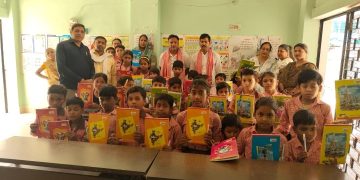 डॉ.भीमराव अंबेडकर की जयंती पर बच्चों को कॉपी-कलम वितरित किए गए