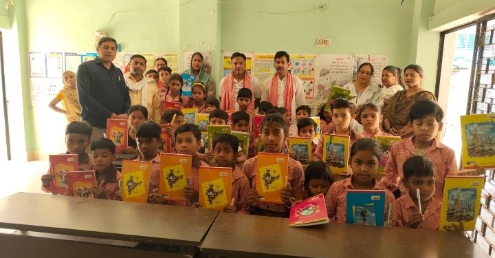 डॉ.भीमराव अंबेडकर की जयंती पर बच्चों को कॉपी-कलम वितरित किए गए