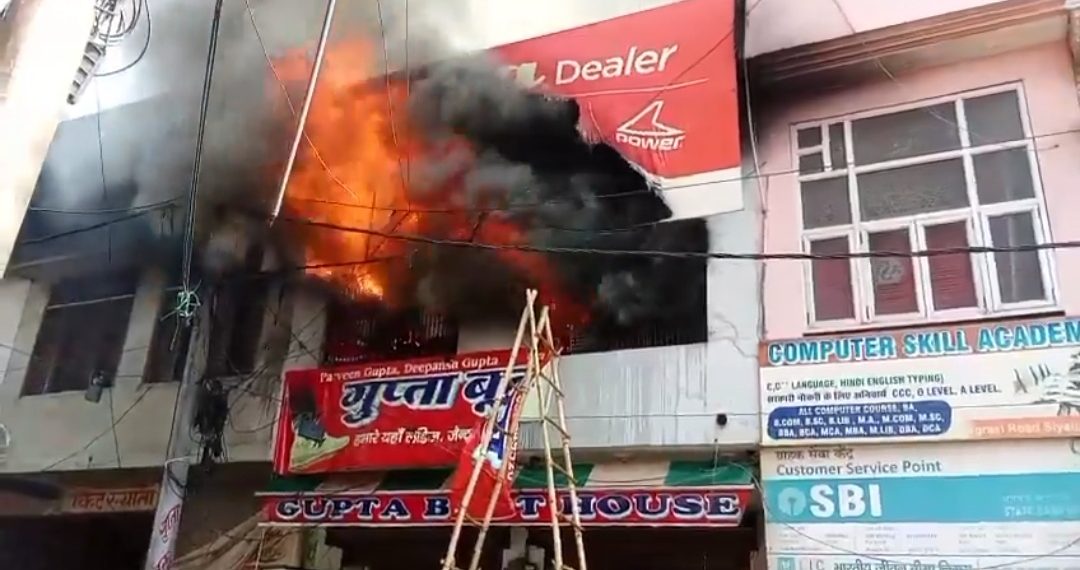 बुलंदशहर में जूते-चप्पल के शोरूम में भीषण आग