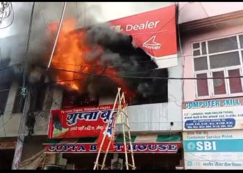 बुलंदशहर में जूते-चप्पल के शोरूम में भीषण आग