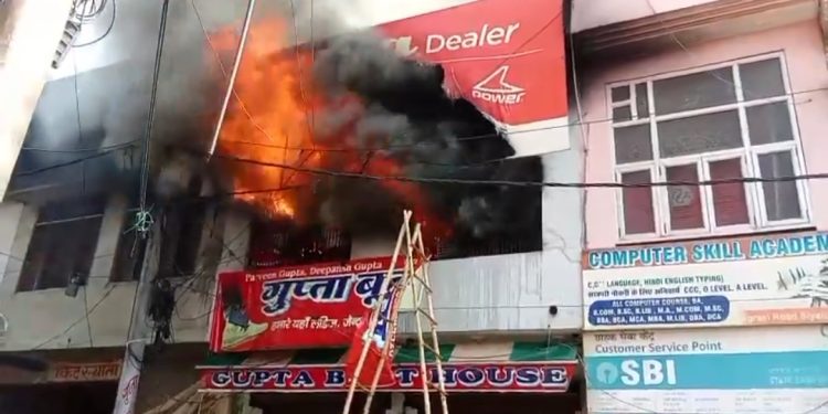 बुलंदशहर में जूते-चप्पल के शोरूम में भीषण आग