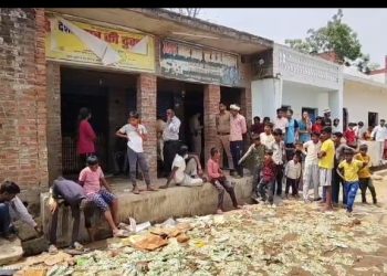 स्कूल के पास गांव के मध्य शराब ठेका होने पर महिलाओं का हंगामा, ठेका हटाने की मांग