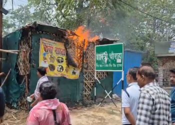 इटावा के शास्त्री चौराहे पर झोपड़पट्टीनुमा दुकानों में भीषण आग