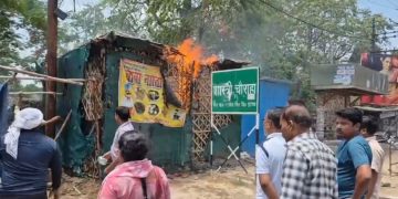 इटावा के शास्त्री चौराहे पर झोपड़पट्टीनुमा दुकानों में भीषण आग