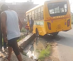 इटावा में बड़ा हादसा टला, पुलिया से टकराकर नाले में फंसी स्कूल बस