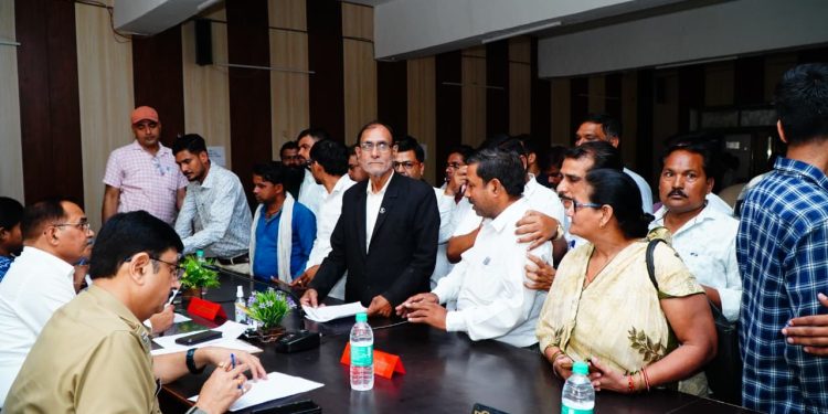 जिलाधिकारी और एसएसपी ने फरियादियों की शिकायतें सुनकर दिए आवश्यक निर्देश