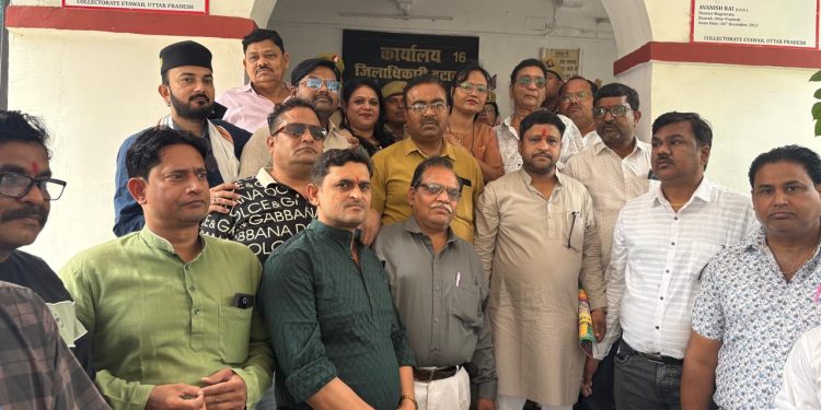 व्यापारी उत्पीड़न के खिलाफ अखिल भारतीय उद्योग व्यापार मंडल ने सिटी मजिस्ट्रेट को सौंपा ज्ञापन
