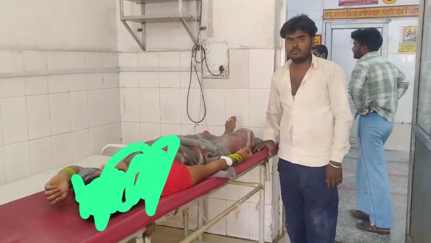 इटावा में महिला को सांप ने काटा