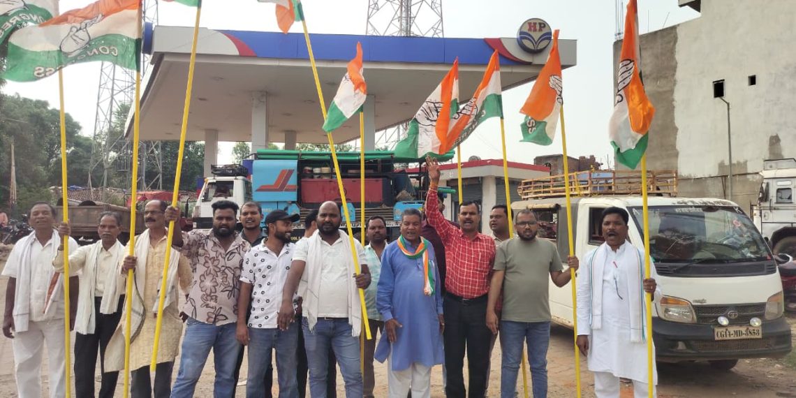 कुसमी: पेट्रोल-डीजल की बढ़ती कीमतों के विरोध में कांग्रेस का प्रदर्शन, केंद्र सरकार के खिलाफ नारेबाजी
