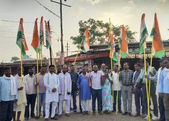 कुसमी: महंगाई पर कांग्रेस का हमला तेज,बाजार में व्यापारियों संग उतरे कार्यकर्ता